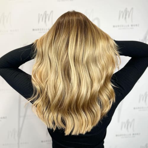 Frisuren-Bild von Hairstyling Marcella Manz auf hairinspo: frau, kopfhaar, wellig, lang, beachwaves, mehrfarbig, balayage, blond