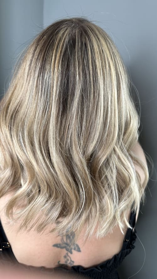Frisuren-Bild von Christopher Manz auf hairinspo: frau, kopfhaar, wellig, schulterlang, longbob, beachwaves, mehrfarbig, highlights, hellblond