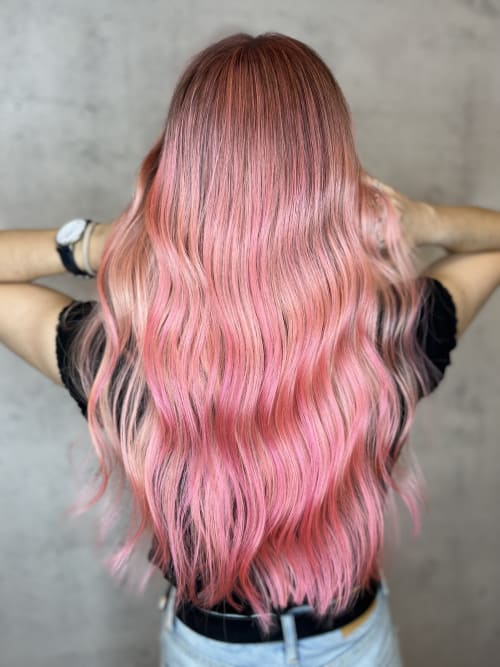 Frisuren-Bild von Enes Kadrispahic auf hairinspo: frau, kopfhaar, glatt, lang, mittelscheitel, stufenschnitt, beachwaves, mehrfarbig, balayage, face-framing, airtouch, rosa