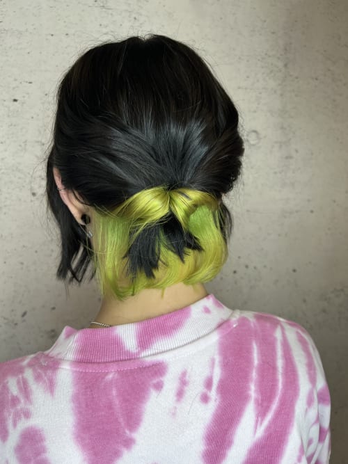 Frisuren-Bild von Enes Kadrispahic auf hairinspo: frau, kopfhaar, glatt, schulterlang, mittelscheitel, shortbob, curtainbangs, mehrfarbig, tönung, face-framing, color blocking, dunkelbraun, grün