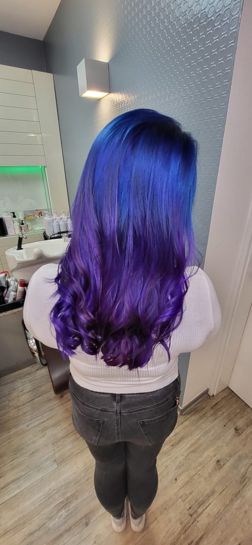 Frisuren-Bild von Franzi Bail auf hairinspo: frau, kopfhaar, wellig, lang, waves, mehrfarbig, color melt, violett