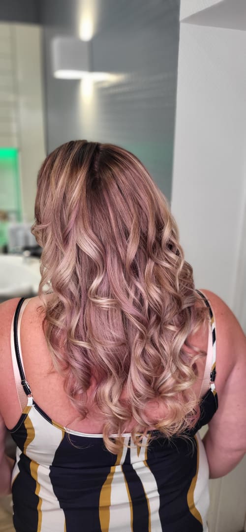 Frisuren-Bild von Franzi Bail auf hairinspo: frau, kopfhaar, wellig, lang, Haarverlängerung, Haarverdichtung, mehrfarbig, babylights, money piece hair, blond, rosa