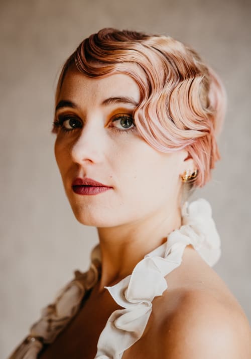 Frisuren-Bild von Coiffure Curtins auf hairinspo: frau, kopfhaar, wellig, lang, avantgarde, waves, einfarbig, haarfarbe, hellblond, rosa