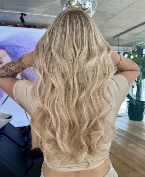 Frisuren-Bild von haarstubä auf hairinspo: frau, kopfhaar, wellig, lang, waves, Haarverlängerung, mehrfarbig, balayage, highlights, hellblond, aschblond, platinblond Frisuren-Bild von haarstubä auf hairinspo: frau, kopfhaar, wellig, lang, waves, Haarverlängerung, mehrfarbig, balayage, highlights, hellblond, aschblond, platinblond