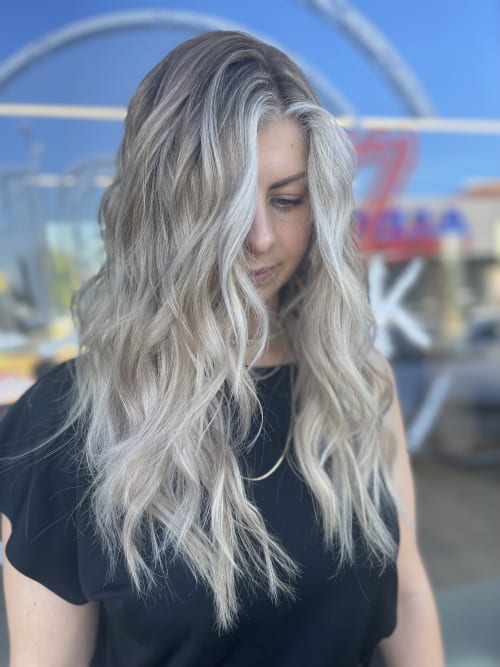 Frisuren-Bild von Jenny Hoppe auf hairinspo: frau, kopfhaar, extralang, lang, curtainbangs, locken, waves, mehrfarbig, balayage, babylights, foilayage, weiss, dunkelblond, aschblond Frisuren-Bild von Jenny Hoppe auf hairinspo: frau, kopfhaar, extralang, lang, curtainbangs, locken, waves, mehrfarbig, balayage, babylights, foilayage, weiss, dunkelblond, aschblond