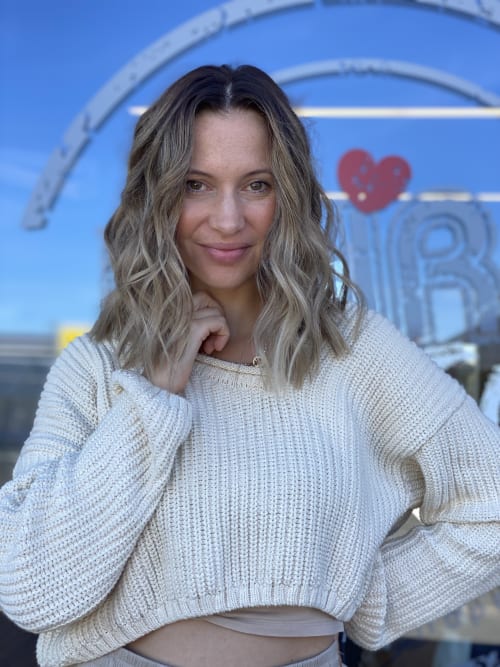 Frisuren-Bild von Jenny Hoppe auf hairinspo: frau, kopfhaar, lockig, schulterlang, longbob, dauerwelle, mehrfarbig, blondierung, two tone, foil highlights, hellblond, aschblond, platinblond Frisuren-Bild von Jenny Hoppe auf hairinspo: frau, kopfhaar, lockig, schulterlang, longbob, dauerwelle, mehrfarbig, blondierung, two tone, foil highlights, hellblond, aschblond, platinblond