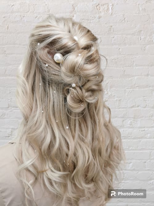 Frisuren-Bild von Diana Linke auf hairinspo: frau, kopfhaar, glatt, schulterlang, brautfrisur, hochsteckfrisur, einfarbig, haarfarbe, blond