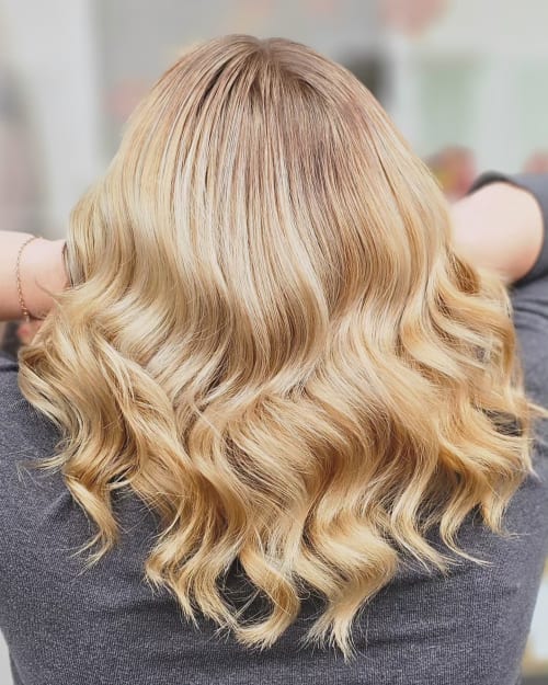 Frisuren-Bild von Irina Fedoruk auf hairinspo: frau, kopfhaar, wellig, schulterlang, mittelscheitel, stufenschnitt, beachwaves, mehrfarbig, mêches, balayage, foilayage, hellblond, blond