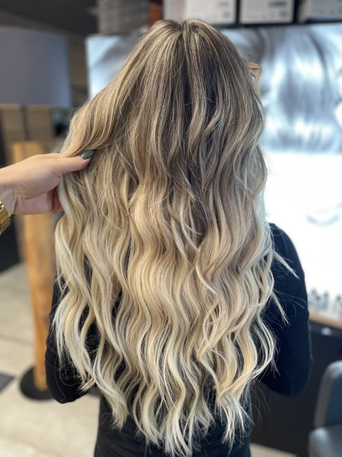 Frisuren-Bild von Jenny Hoppe auf hairinspo: frau, kopfhaar, wellig, lang, beachwaves, mehrfarbig, balayage, babylights, color correction, hellblond, blond, aschblond Frisuren-Bild von Jenny Hoppe auf hairinspo: frau, kopfhaar, wellig, lang, beachwaves, mehrfarbig, balayage, babylights, color correction, hellblond, blond, aschblond