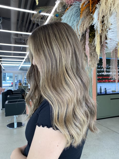 Frisuren-Bild von Nora Looser auf hairinspo: frau, kopfhaar, glatt, lang, seitenscheitel, beachwaves, mehrfarbig, tönung, balayage, blond, dunkelblond, braun