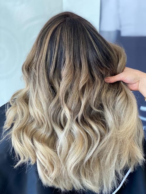 Frisuren-Bild von Tina Tehran auf hairinspo: frau, kopfhaar, lockig, lang, haarglättung, Haarverlängerung, Haarverdichtung, mehrfarbig, tönung, balayage, foilayage, hellblond, dunkelbraun, platinblond