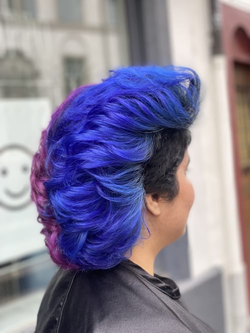 Frisuren-Bild von Selina Hosner auf hairinspo: unisex, kopfhaar, lockig, kurz, stufenschnitt, sidecut, mehrfarbig, tönung, split hair, violett, blau