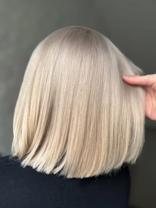 Frisuren-Bild von Dennis Schneider auf hairinspo: frau, kopfhaar, glatt, schulterlang, bluntcut, einfarbig, blondierung, blond