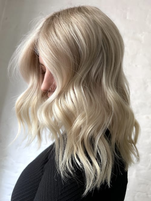 Frisuren-Bild von Dennis Schneider auf hairinspo: frau, kopfhaar, glatt, schulterlang, beachwaves, mehrfarbig, airtouch, hellblond