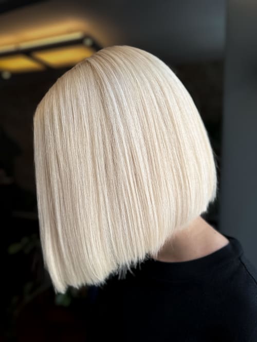 Frisuren-Bild von Dennis Schneider auf hairinspo: frau, kopfhaar, glatt, schulterlang, bluntcut, einfarbig, blondierung, hellblond