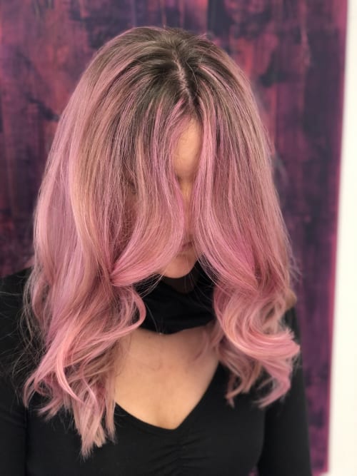 Frisuren-Bild von Edelwyss Hairstyling auf hairinspo: frau, kopfhaar, wellig, lang, waves, mehrfarbig, mêches, foilayage, rosa, pink