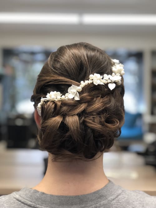 Frisuren-Bild von Edelwyss Hairstyling auf hairinspo: frau, kopfhaar, wellig, lang, hochsteckfrisur, einfarbig, keine farbtechnik, braun