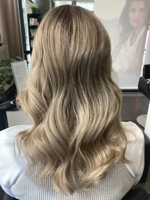 Frisuren-Bild von 7SENSE Hairsalon / CO-Working Space auf hairinspo: frau, kopfhaar, wellig, lang, mittelscheitel, stufenschnitt, waves, mehrfarbig, mêches, blond Frisuren-Bild von 7SENSE Hairsalon / CO-Working Space auf hairinspo: frau, kopfhaar, wellig, lang, mittelscheitel, stufenschnitt, waves, mehrfarbig, mêches, blond