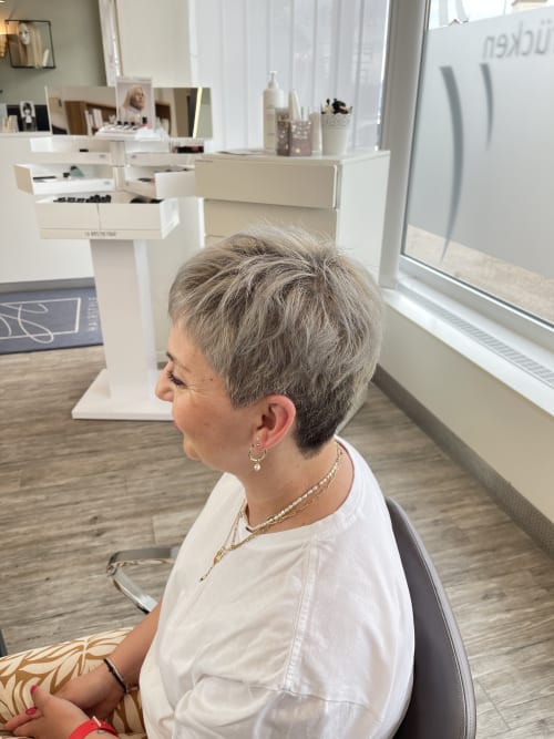 Frisuren-Bild von Sheena Schwarz auf hairinspo: frau, kopfhaar, kraus, kurz, pixiecut, mehrfarbig, tönung, aschblond