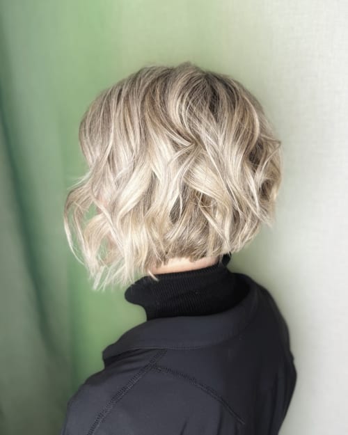 Frisuren-Bild von Martin Emmenegger auf hairinspo: frau, kopfhaar, wellig, schulterlang, shortbob, mehrfarbig, tönung, mêches, hellblond, blond, platinblond