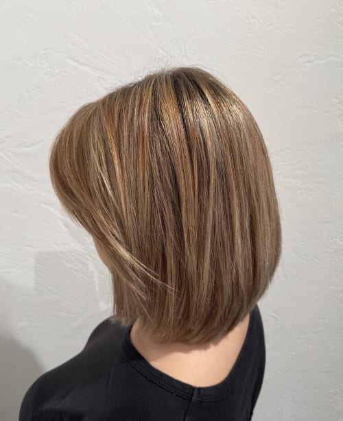 Frisuren-Bild von Martina Sorrentino auf hairinspo: frau, kopfhaar, glatt, kurz, mittelscheitel, shortbob, curtainbangs, mehrfarbig, highlights, airtouch, blond, braun, haselnuss