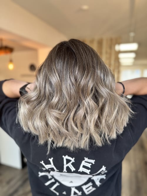 Frisuren-Bild von Christoph Tschudi auf hairinspo: frau, kopfhaar, glatt, schulterlang, beachwaves, mehrfarbig, foilayage, hellblond, blond, dunkelblond