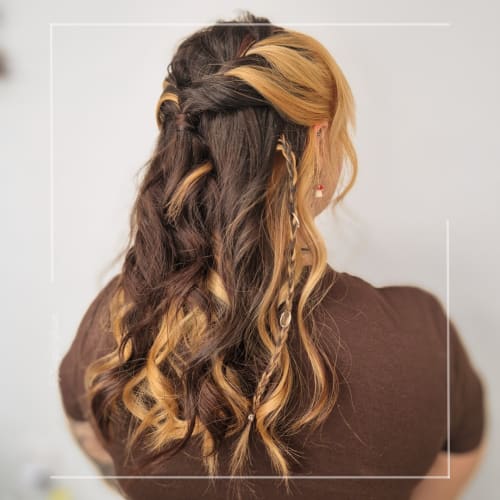 Frisuren-Bild von Soraja Hofbauer auf hairinspo: frau, kopfhaar, wellig, lang, hochsteckfrisur, flechtfrisur, mehrfarbig, split hair, caramel