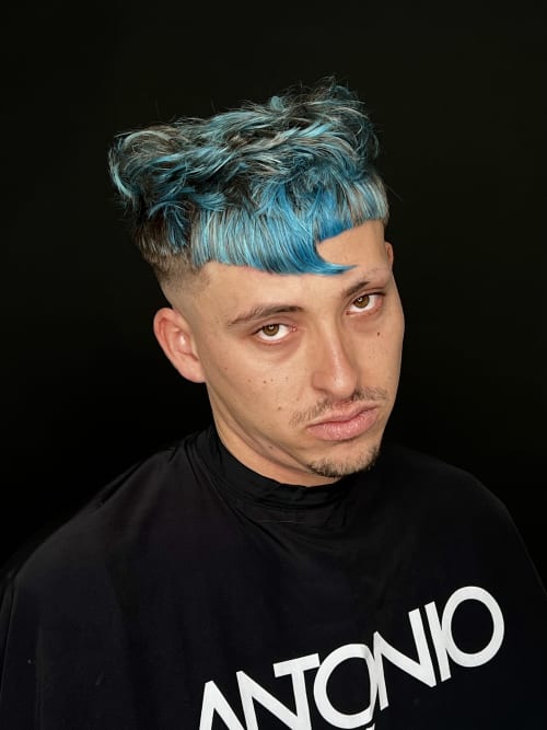 Frisuren-Bild von Valentin Florin Ignat auf hairinspo: mann, kopfhaar, wellig, kurz, fadecut, mehrfarbig, mêches, blau