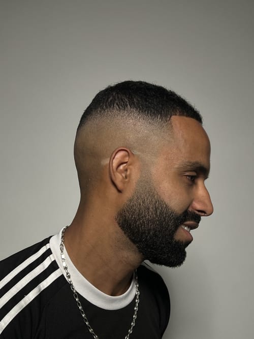 Frisuren-Bild von Valentin Florin Ignat auf hairinspo: mann, kopfhaar, bartbereich, wellig, kurz, fadecut, einfarbig, haarfarbe, dunkelbraun