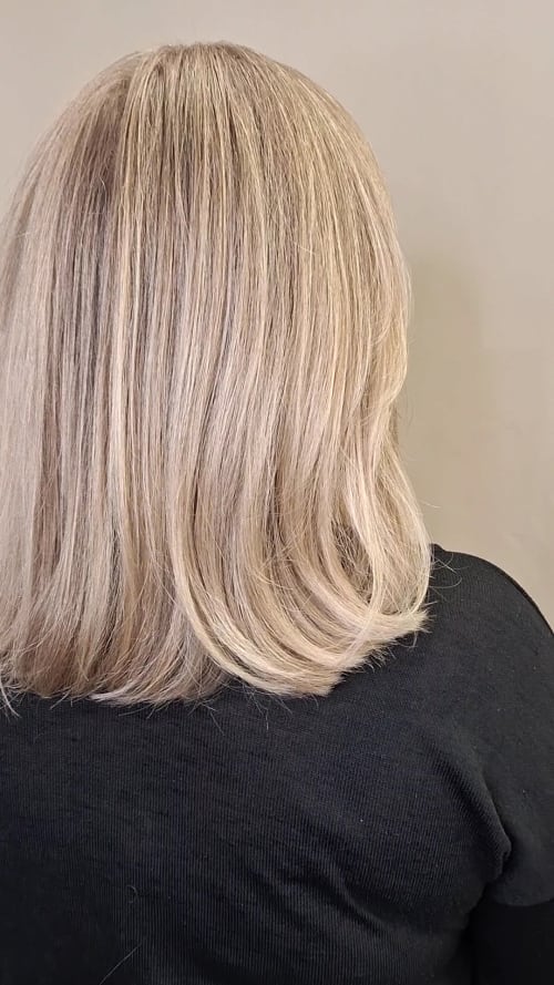 Frisuren-Bild von Diva Coiffure Patrizia auf hairinspo: frau, kopfhaar, glatt, schulterlang, seitenscheitel, mehrfarbig, babylights, blond Frisuren-Bild von Diva Coiffure Patrizia auf hairinspo: frau, kopfhaar, glatt, schulterlang, seitenscheitel, mehrfarbig, babylights, blond