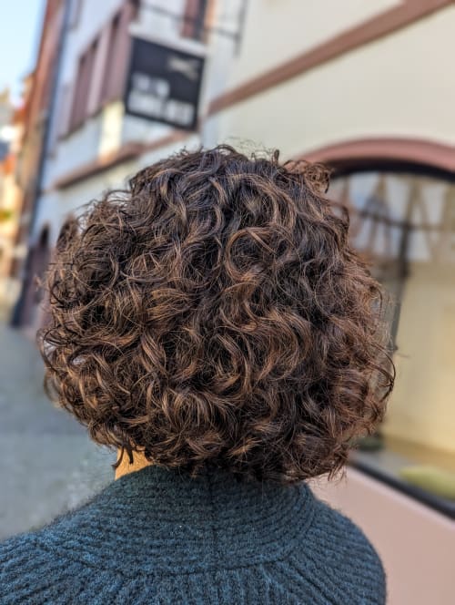 Frisuren-Bild von Isabelle Jährling auf hairinspo: frau, kopfhaar, lockig, kurz, calligraphy cut, mehrfarbig, haarfarbe, tönung, braun