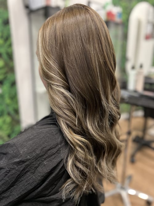 Frisuren-Bild von The Hair Lounge-Chemnitz auf hairinspo: frau, kopfhaar, glatt, lang, curtainbangs, waves, mehrfarbig, tönung, foilayage, hellblond, haselnuss