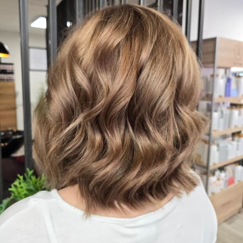 Frisuren-Bild von Tobias Raabe auf hairinspo: frau, kopfhaar, glatt, schulterlang, beachwaves, einfarbig, tönung, haselnuss