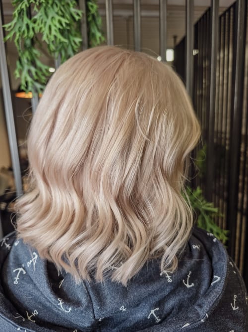 Frisuren-Bild von Tobias Raabe auf hairinspo: frau, kopfhaar, glatt, schulterlang, beachwaves, einfarbig, tönung, blondierung, blond