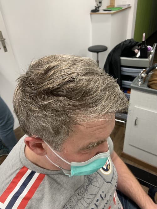 Frisuren-Bild von Jessica Lüthi auf hairinspo: mann, kopfhaar, wellig, kurz, kurzhaarschnitt, einfarbig, keine farbtechnik, grau Frisuren-Bild von Jessica Lüthi auf hairinspo: mann, kopfhaar, wellig, kurz, kurzhaarschnitt, einfarbig, keine farbtechnik, grau