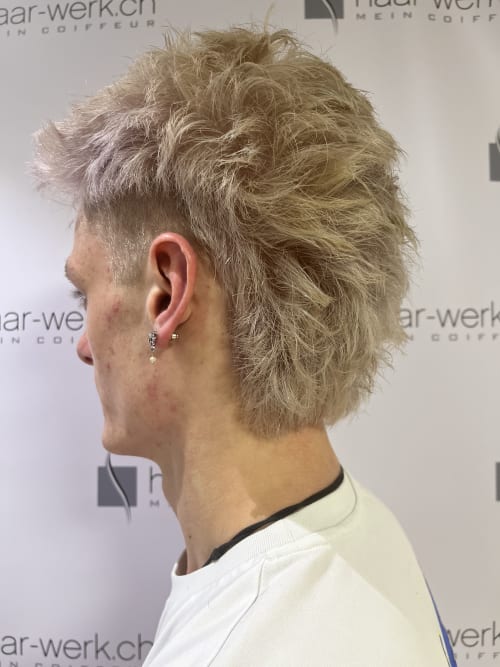 Frisuren-Bild von Jessica Lüthi auf hairinspo: mann, kopfhaar, glatt, kurz, sidecut, kurzhaarschnitt, einfarbig, tönung, blondierung, platinblond Frisuren-Bild von Jessica Lüthi auf hairinspo: mann, kopfhaar, glatt, kurz, sidecut, kurzhaarschnitt, einfarbig, tönung, blondierung, platinblond