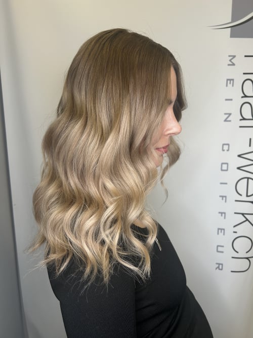 Frisuren-Bild von Melanie Zybach auf hairinspo: frau, kopfhaar, wellig, lang, beachwaves, mehrfarbig, highlights, hellblond