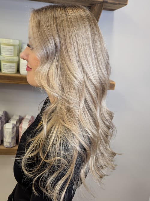 Frisuren-Bild von Isabelle Jährling auf hairinspo: frau, kopfhaar, glatt, lang, beachwaves, calligraphy cut, mehrfarbig, tönung, hellblond, dunkelblond