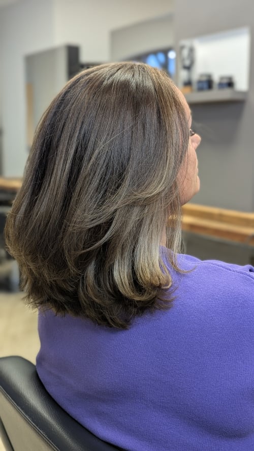 Frisuren-Bild von Isabelle Jährling auf hairinspo: frau, kopfhaar, wellig, schulterlang, calligraphy cut, mehrfarbig, face-framing, color correction, dunkelblond, aschblond