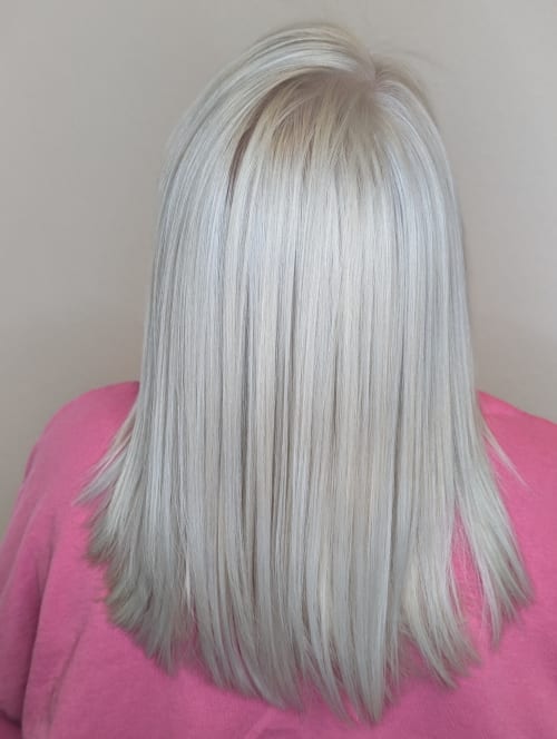 Frisuren-Bild von Alexander Hauser auf hairinspo: frau, kopfhaar, glatt, schulterlang, seitenscheitel, einfarbig, blondierung, weiss, platinblond
