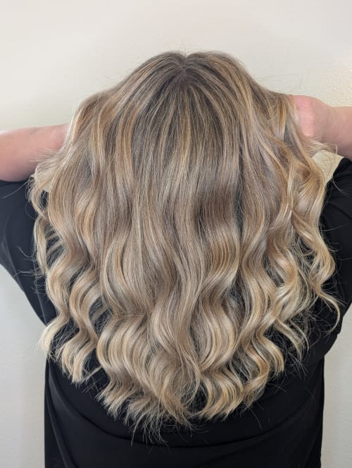 Frisuren-Bild von Alexander Hauser auf hairinspo: frau, kopfhaar, wellig, lang, waves, mehrfarbig, balayage, haselnuss