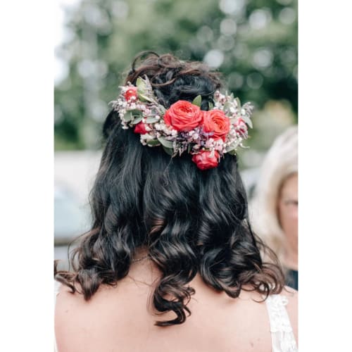 Frisuren-Bild von Nadine Stucki auf hairinspo: frau, kopfhaar, wellig, lang, brautfrisur, einfarbig, haarfarbe, dunkelbraun