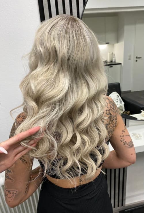 Frisuren-Bild von Friseursalon Haarliebe auf hairinspo: frau, kopfhaar, wellig, lang, beachwaves, Haarverlängerung, mehrfarbig, babylights, silberblond