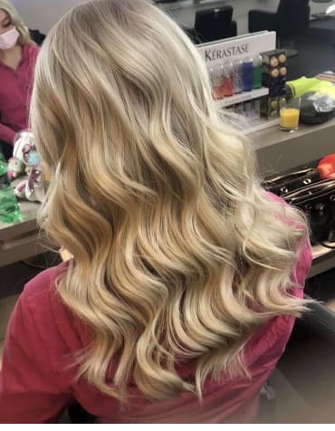 Frisuren-Bild von Roza jamal auf hairinspo: frau, kopfhaar, wellig, schulterlang, seitenscheitel, einfarbig, brondé, hellblond
