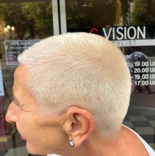 Frisuren-Bild von Roza jamal auf hairinspo: frau, kopfhaar, glatt, kurz, undercut, einfarbig, blondierung, weiss, hellblond