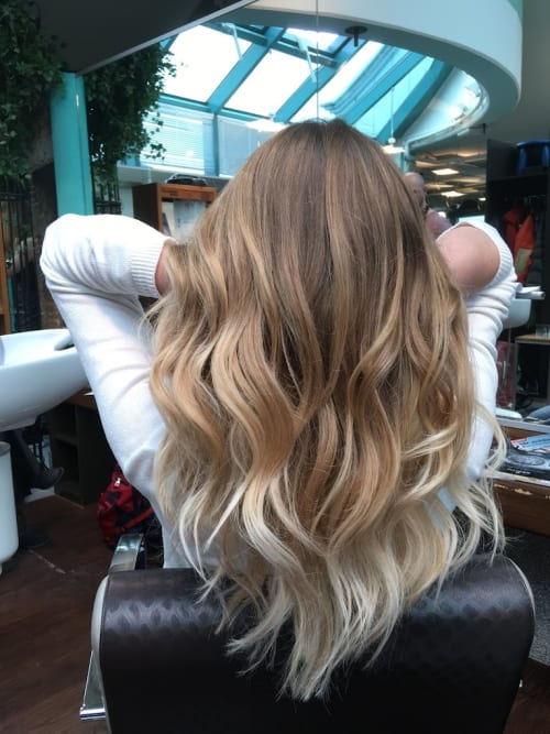 Frisuren-Bild von Acqua Verde Hairstyling auf hairinspo: frau, kopfhaar, wellig, lang, waves, mehrfarbig, balayage, blond, braun