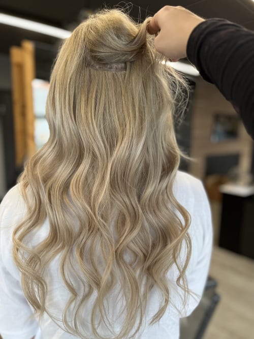 Frisuren-Bild von Jennifer Helbig auf hairinspo: frau, kopfhaar, glatt, lang, beachwaves, Haarverlängerung, mehrfarbig, babylights, blond