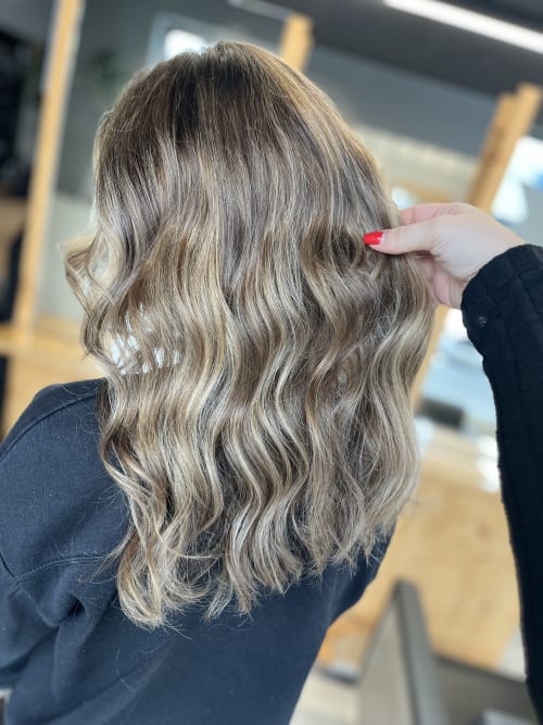Frisuren-Bild von Jennifer Helbig auf hairinspo: frau, kopfhaar, wellig, schulterlang, beachwaves, mehrfarbig, balayage, lowlights, dunkelblond