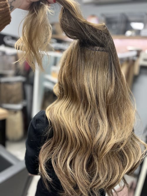 Frisuren-Bild von Jennifer Helbig auf hairinspo: frau, kopfhaar, wellig, lang, beachwaves, Haarverdichtung, mehrfarbig, highlights, dunkelblond