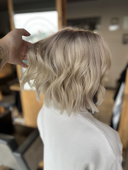 Frisuren-Bild von Jennifer Helbig auf hairinspo: frau, kopfhaar, wellig, kurz, longbob, shortbob, einfarbig, blondierung, weiss